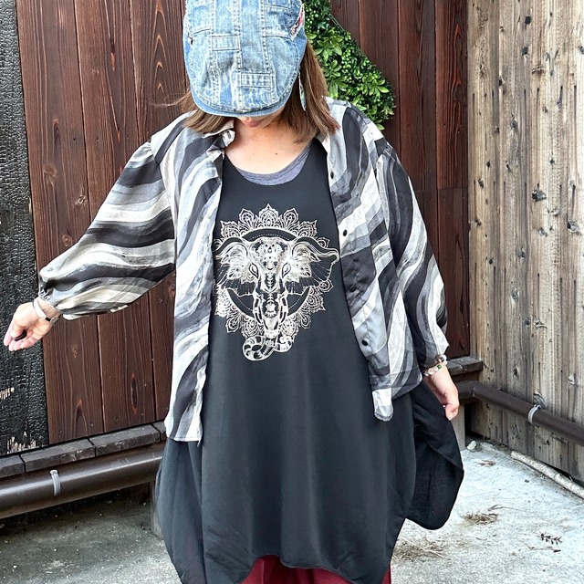 サイケ柄ふんわりブラウス