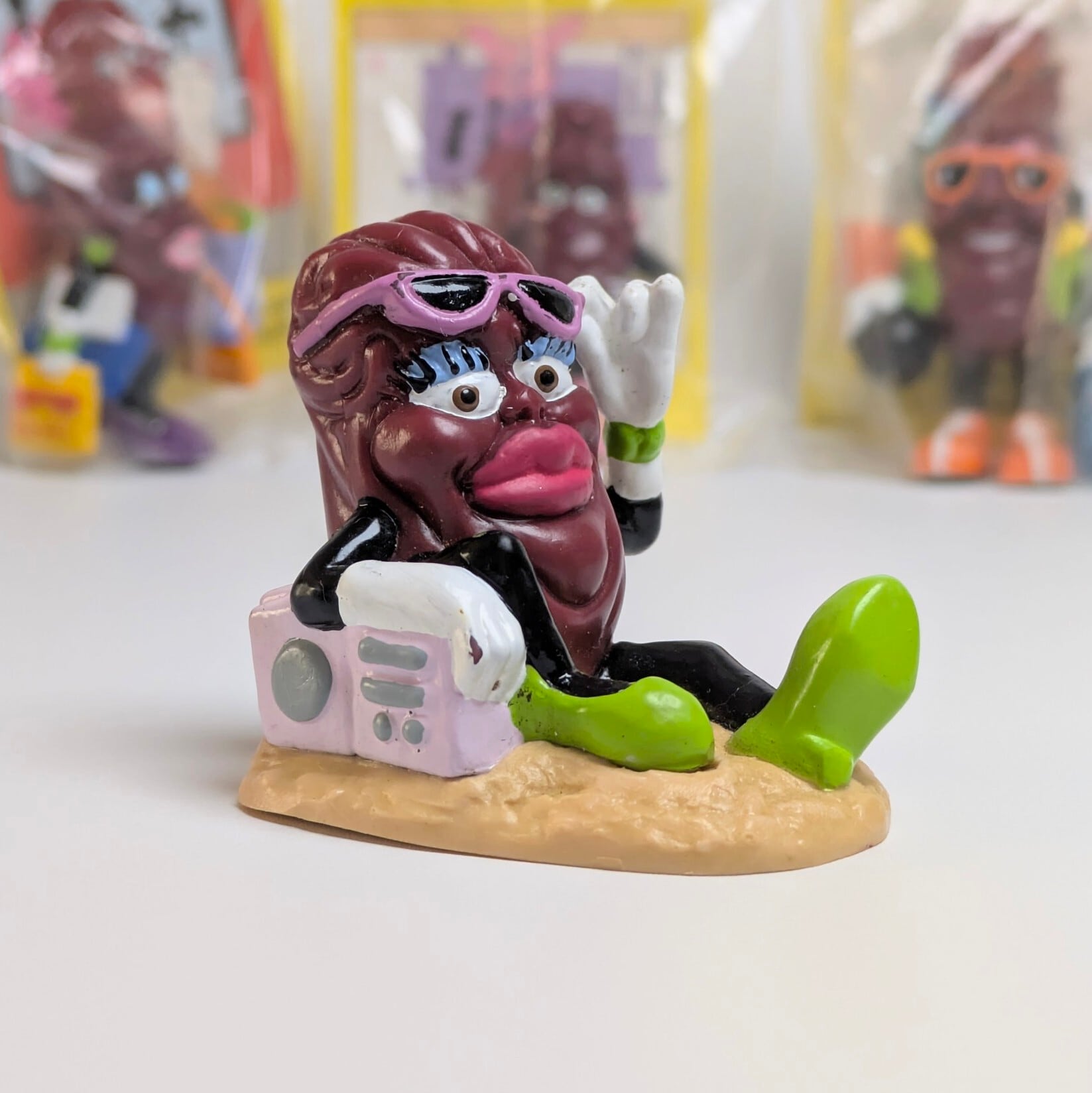 ☆ VINTAGE 1988 ☆ 【 California Raisins（カリフォルニアレーズン）】『 BEACH / ビーチ 日光浴 』 PVC フィギュア ビンテージトイ 〚アメリカン雑貨 アメトイ〛