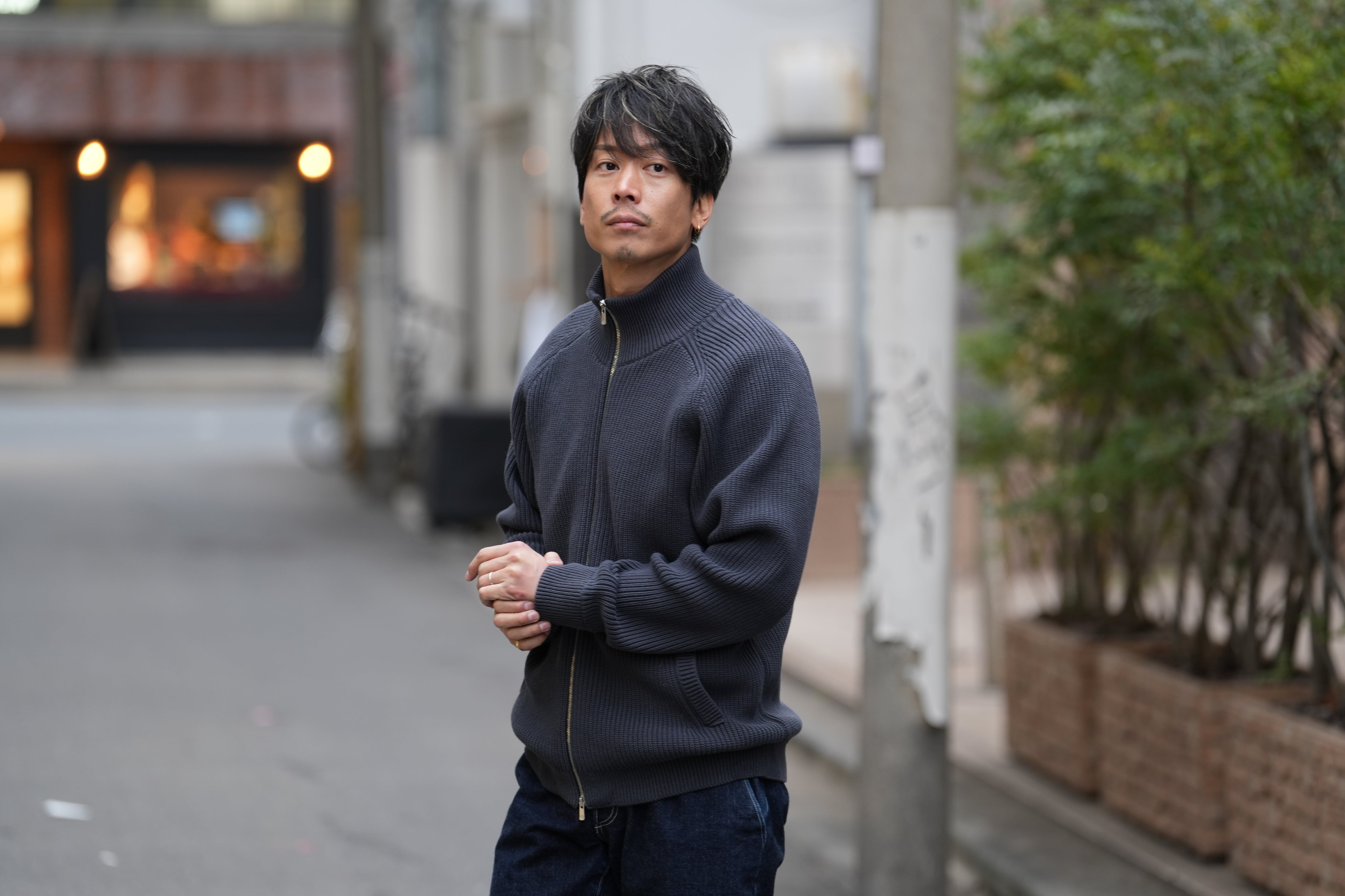 休日のOFFも、仕事のONも。大人の「ドライバーズニット」 | 「Japan