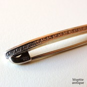 アンティーク シルバー935 サファイアブルーカラーガラス バーブローチ【ウェーブ】