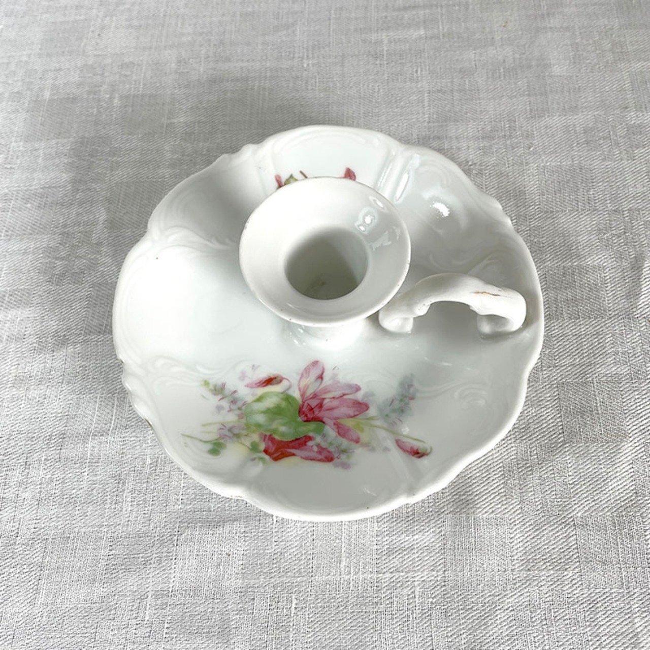 キャンドルホルダー　トレー付き　指かけあり　陶磁器製　蝋燭立て　ロカイユ装飾 12otdt11