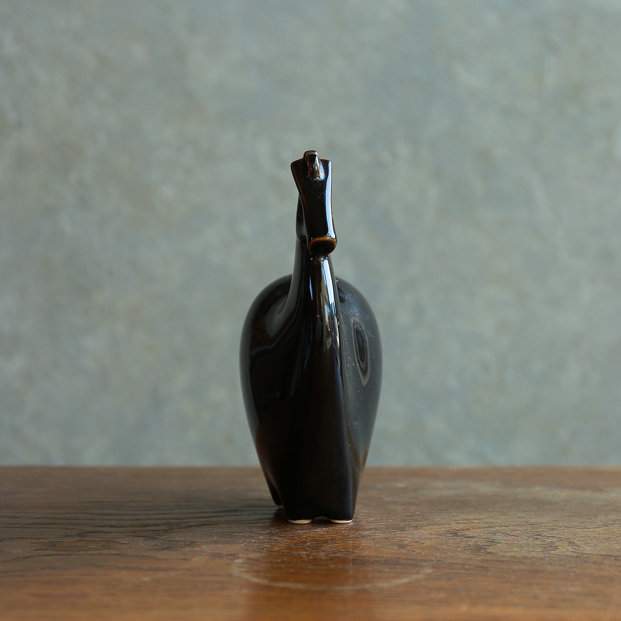 フォルムが美しい、艷やかな陶器の馬