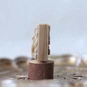 アラシャン瑪瑙 九尾彫刻 - 古書モチーフ 知恵 変化 天然石 パーツ I1003