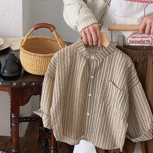 【取寄】おしゃれなライン刺繍風の柄のノーカラーシャツ