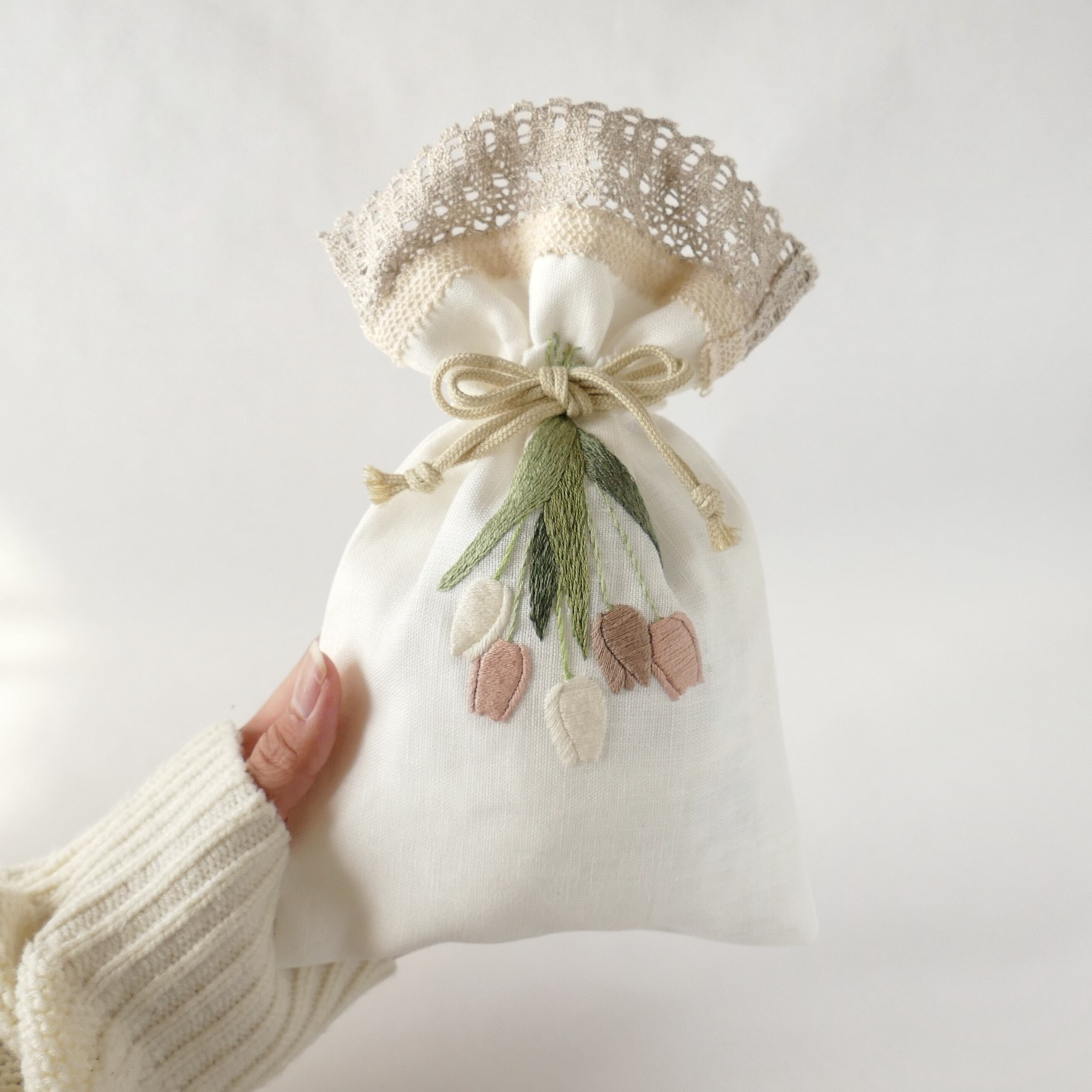 名入れ》チューリップスワッグ＊リネンの手刺繍巾着ポーチ | Pay ID