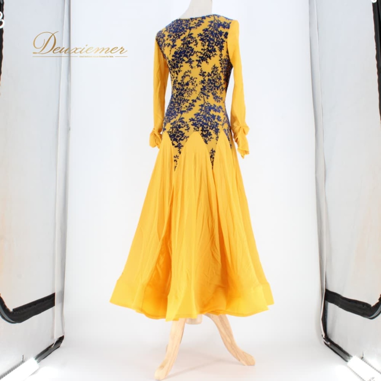 社交ダンス 衣装 スタンダード ドレス ワンピース レッスンウェア パーティドレス ブラック系 ネイビー系 イエロー系 黄色 青 紺 黒 長袖 青系 総柄 柄ワンピース フレアスカート スカート広がる ホースヘア ボリューム ダンス映え ドレスワンピース パーティー用 結婚式 二次会 舞台衣装 発表会 レッスン 初心者 中級者 練習用 レディース 襟なし クラシック モダン 対応コーデ