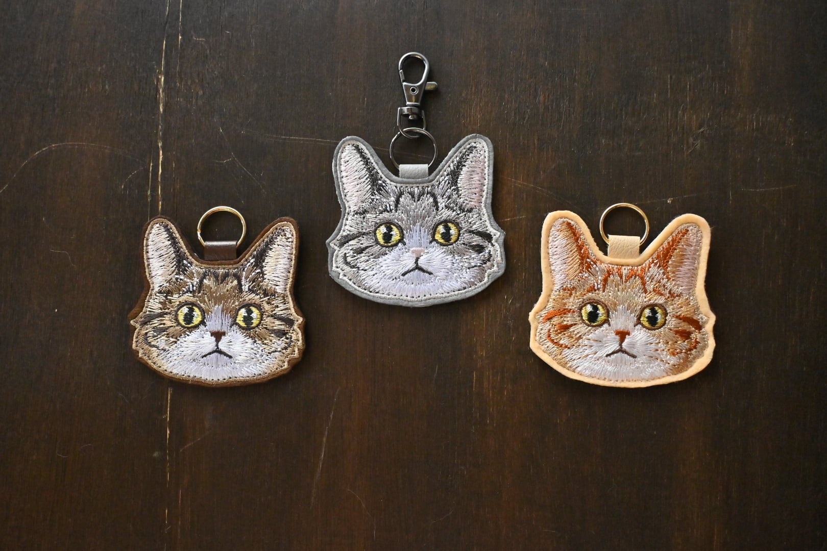 ハチワレトラ柄猫ちゃんのキーホルダー【長毛】 | 猫と暮らす洋裁店