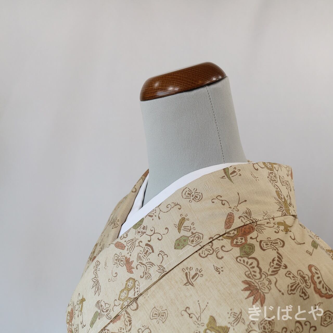 七緒 掲載商品】正絹紬 尾花色に宝づくしの総柄小紋 袷 | きじばとや 七緒 掲載商品】正絹紬 尾花色に宝づくしの総柄小紋 袷 | きじばとや