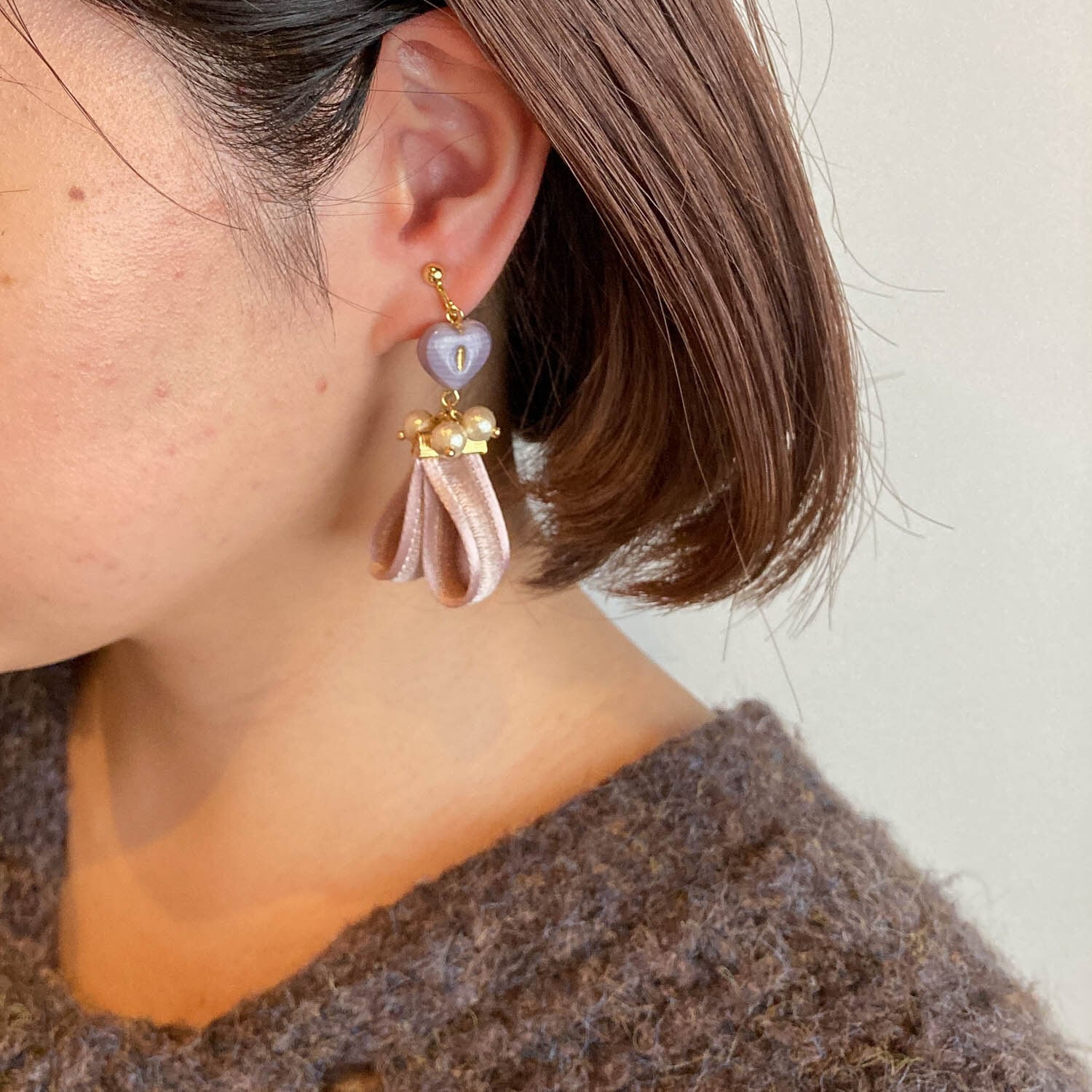チェコ紫ハートとベロア×サテンリボンの〈ピアス/イヤリング〉 | Dua