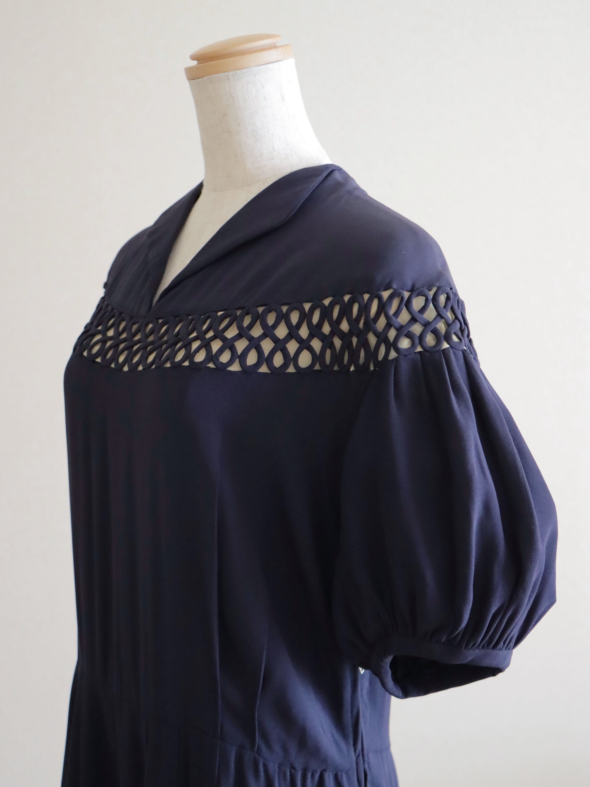 ●embroidery detail puff sleeve navy color dress