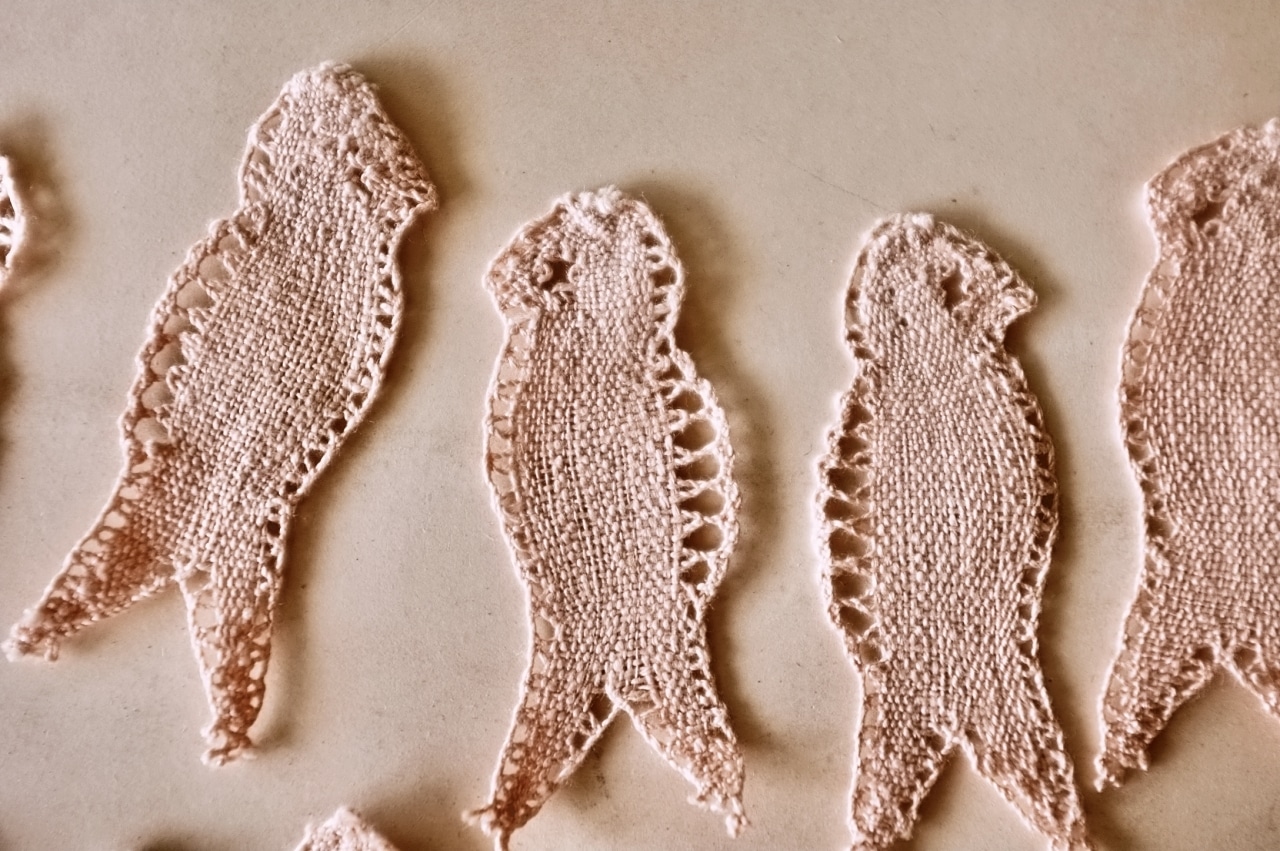 30s フランス リネン 古薔薇色のつばめとボビンレースアップリケ 2p アンティーク