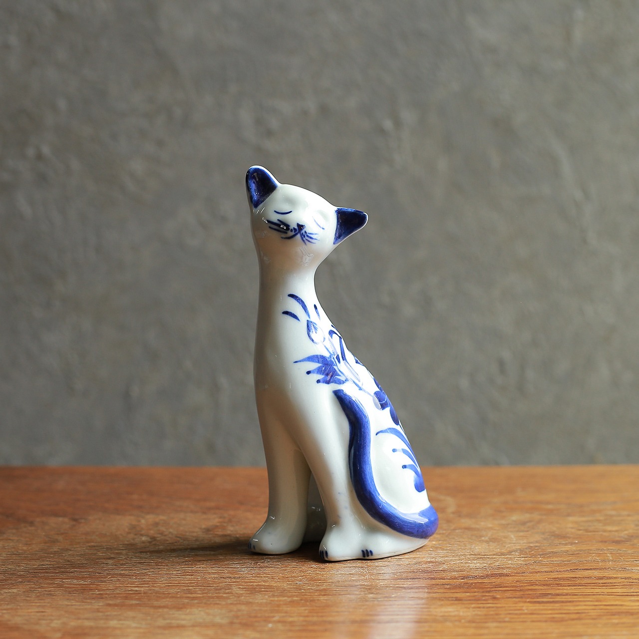 そっと目を閉じた、美しい模様のネコ 1