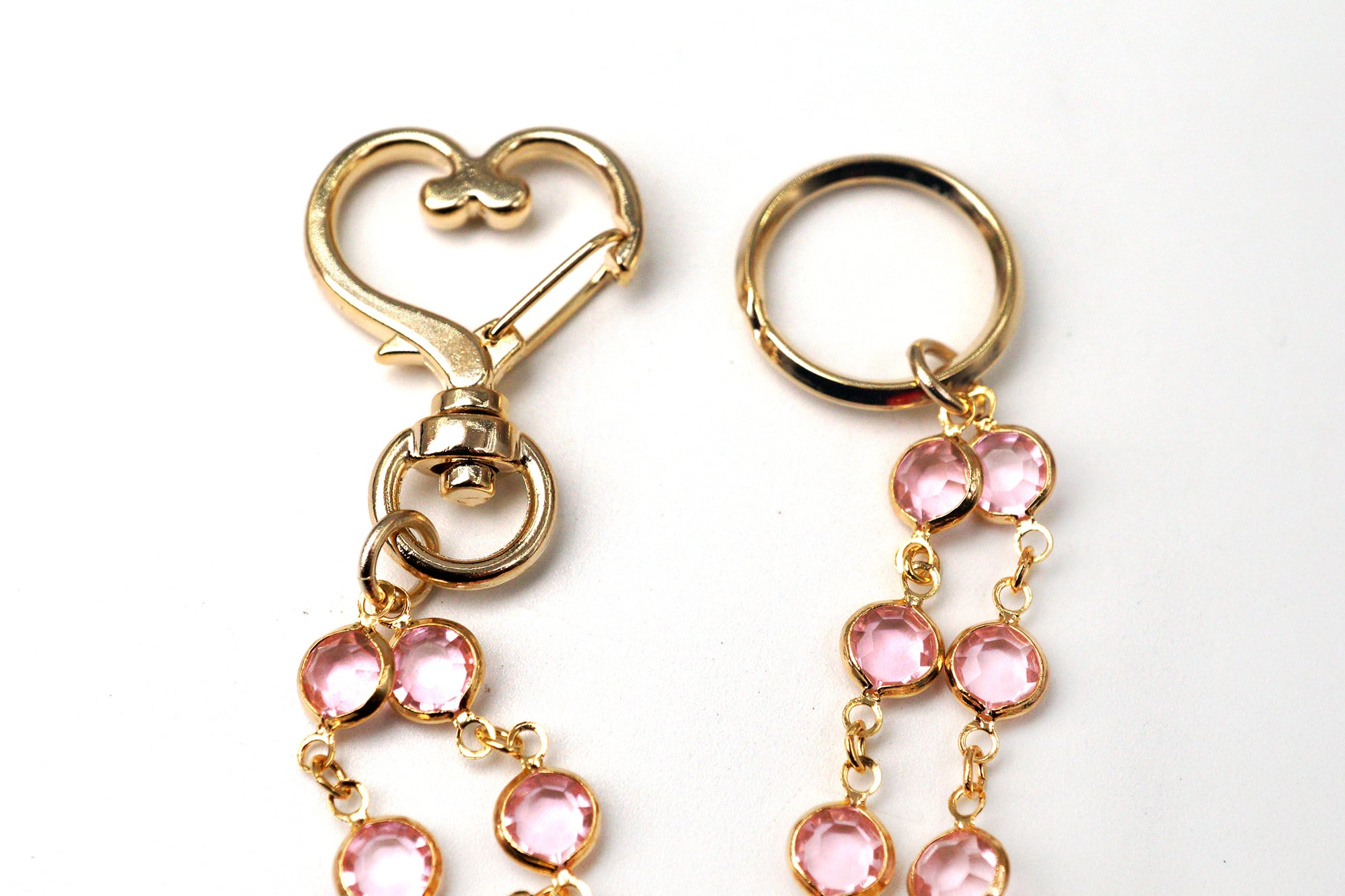 ピンクフラワーとプチイチゴ柄のがま口(ピンクマーブル玉/フラワーチャーム付) 白いちごな豆がま口のバッグチャーム（ピンクストーン付きチェーン