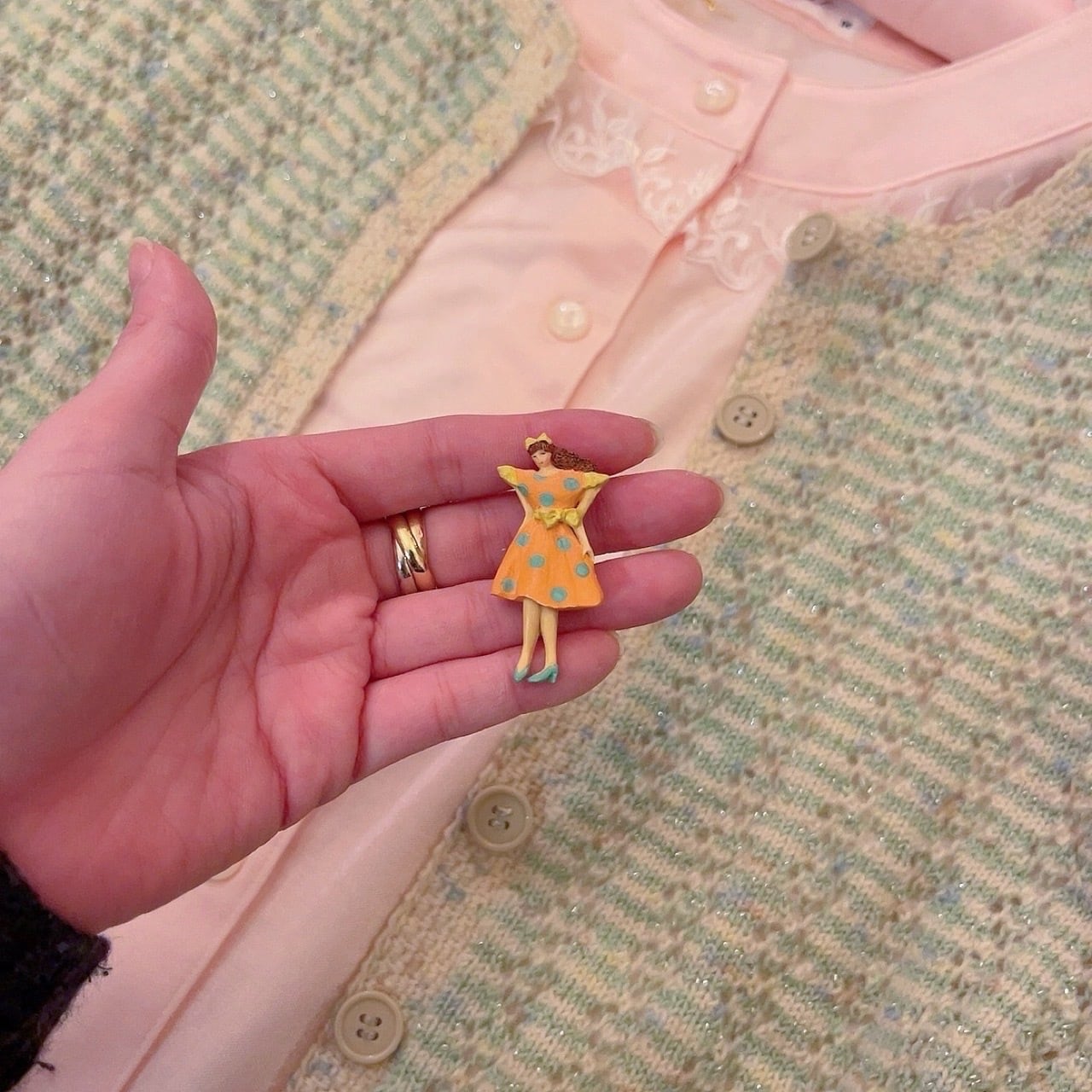 dot one-piece girl brooch