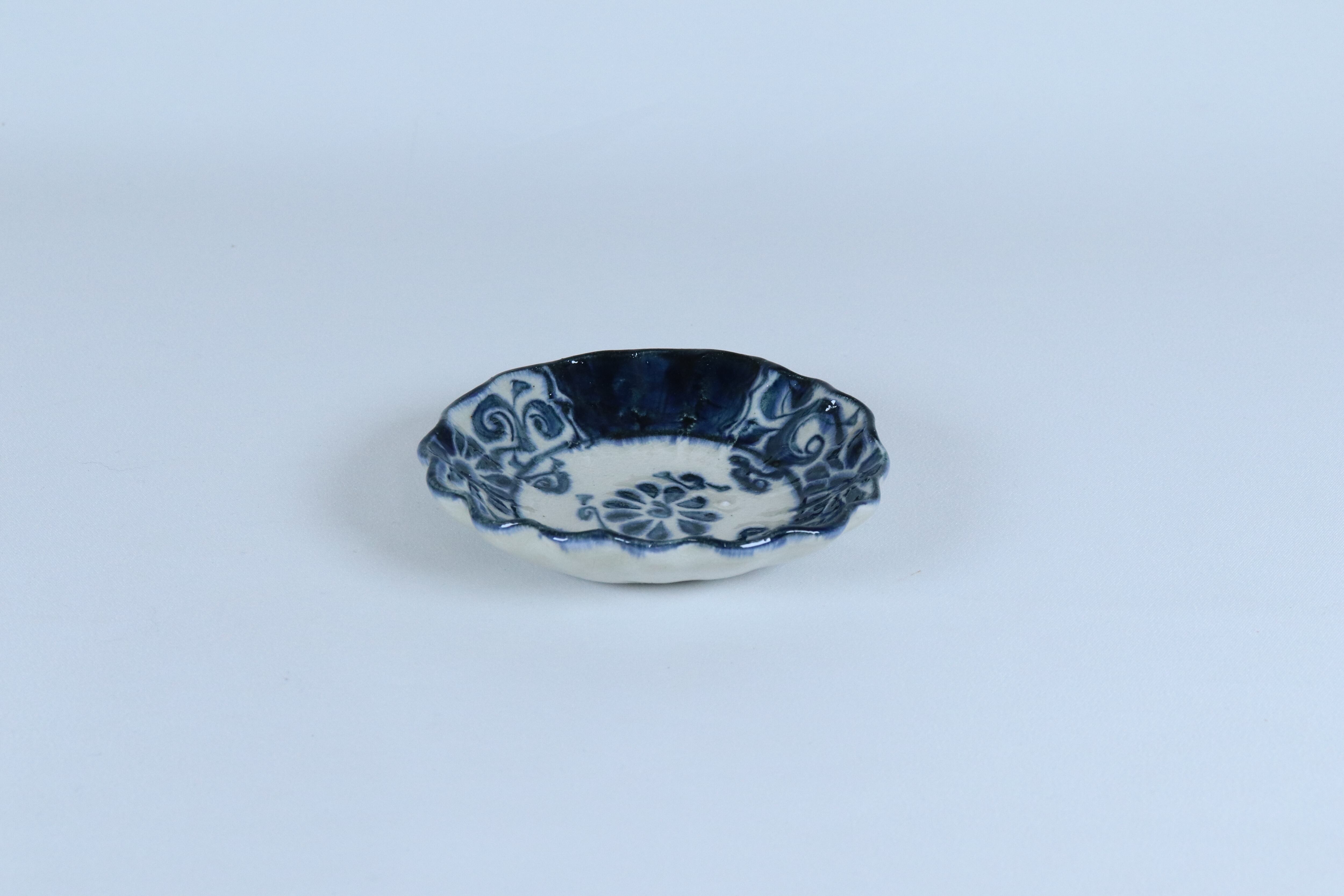安南 菊型小皿 染唐草【B級品 特価】