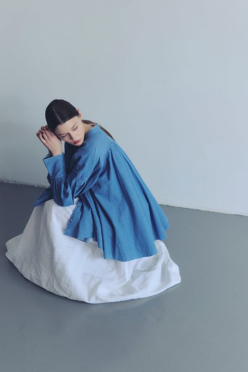 予約商品》〔SGN0779〕デニムピンタックブラウス / BLUE(大草直子さん