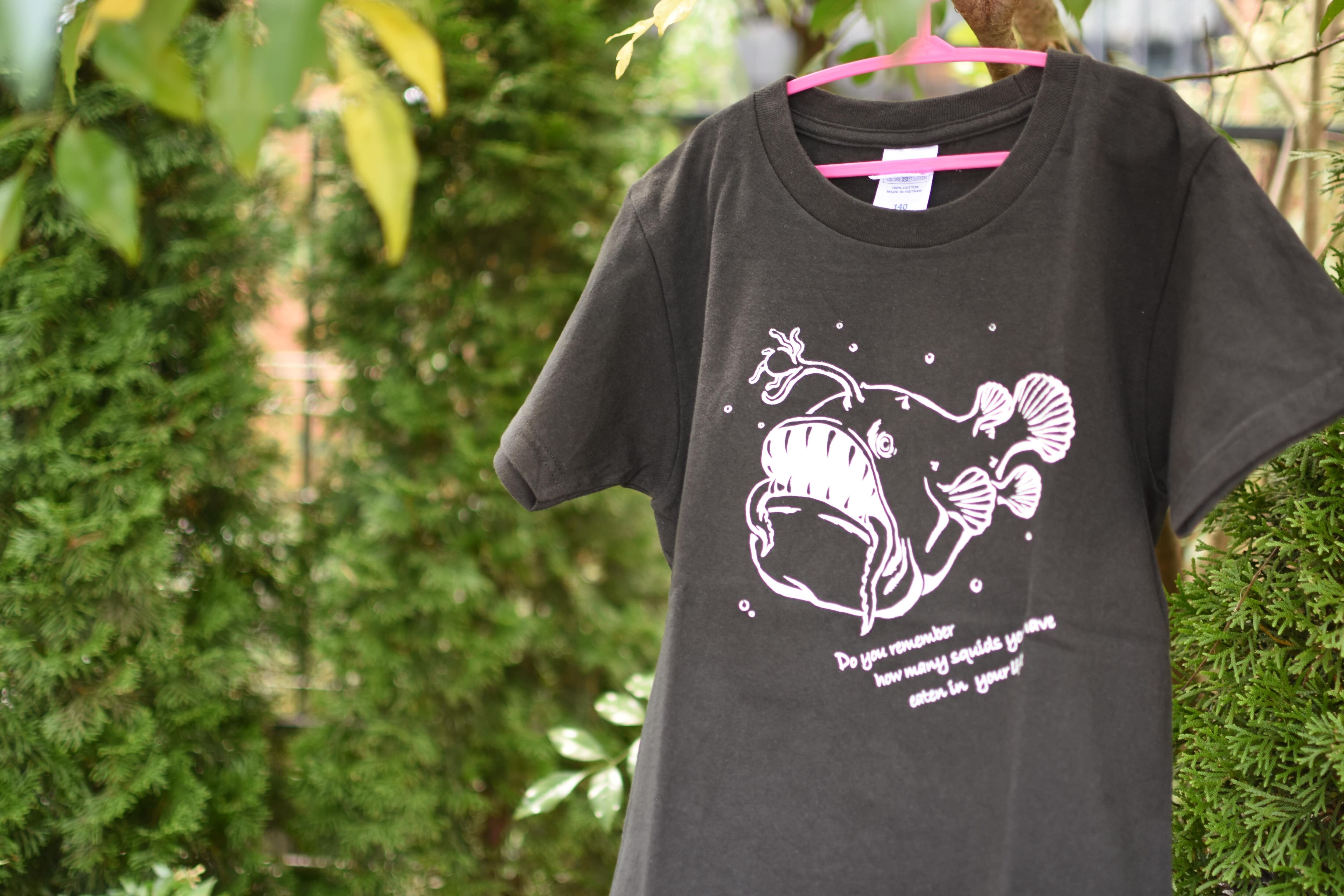お食事中のチョウチンアンコウ キッズTシャツ | ひとすけマーケット