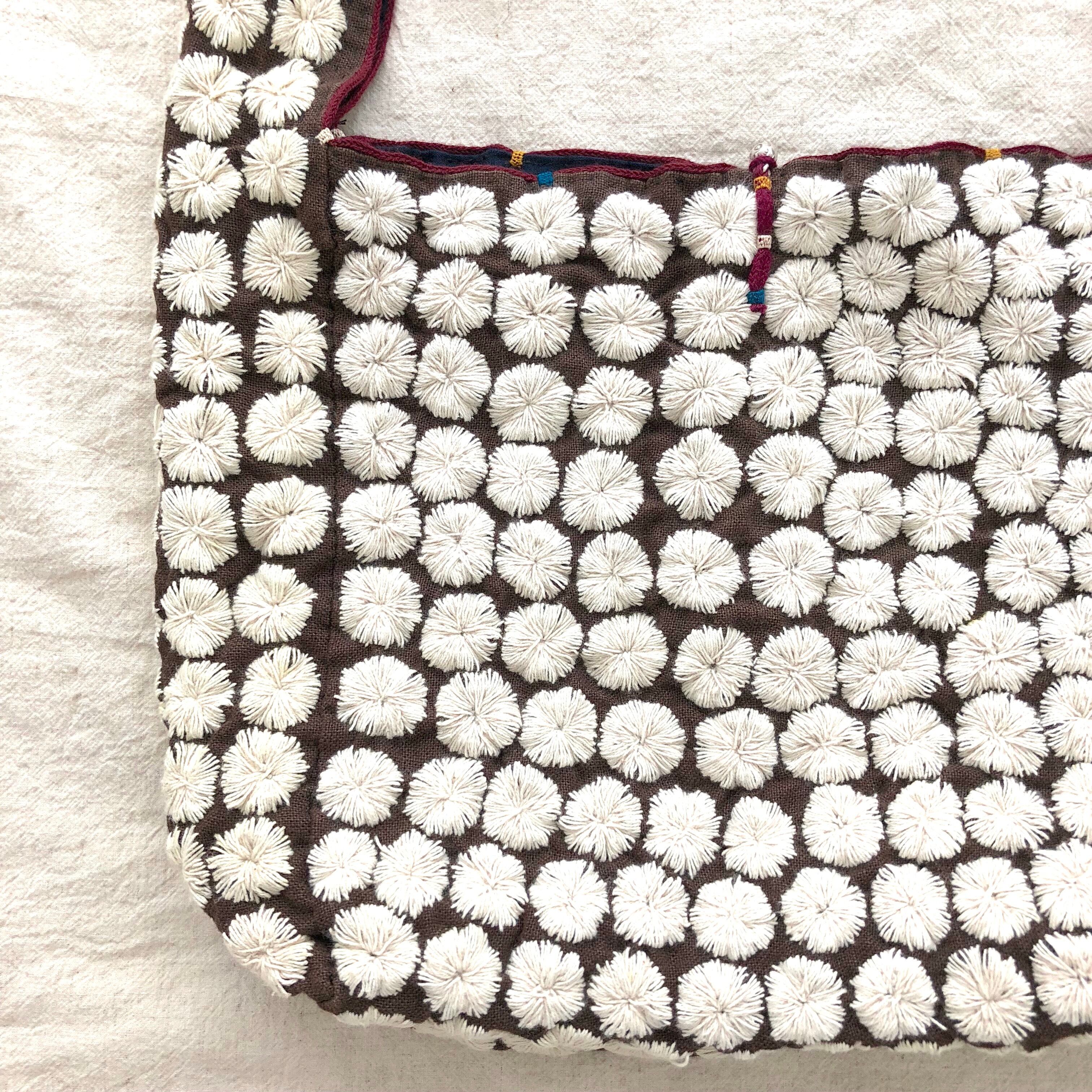 綿毛模様の刺繍ショルダーバッグ