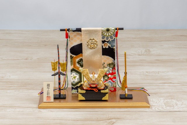 ミニチュアセット　2-381 金色兜飾り（弓太刀付き） gallery image 1