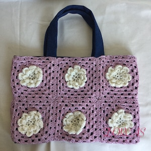 手編み モチーフ編みバッグ｜可愛いお花も付けてみました
