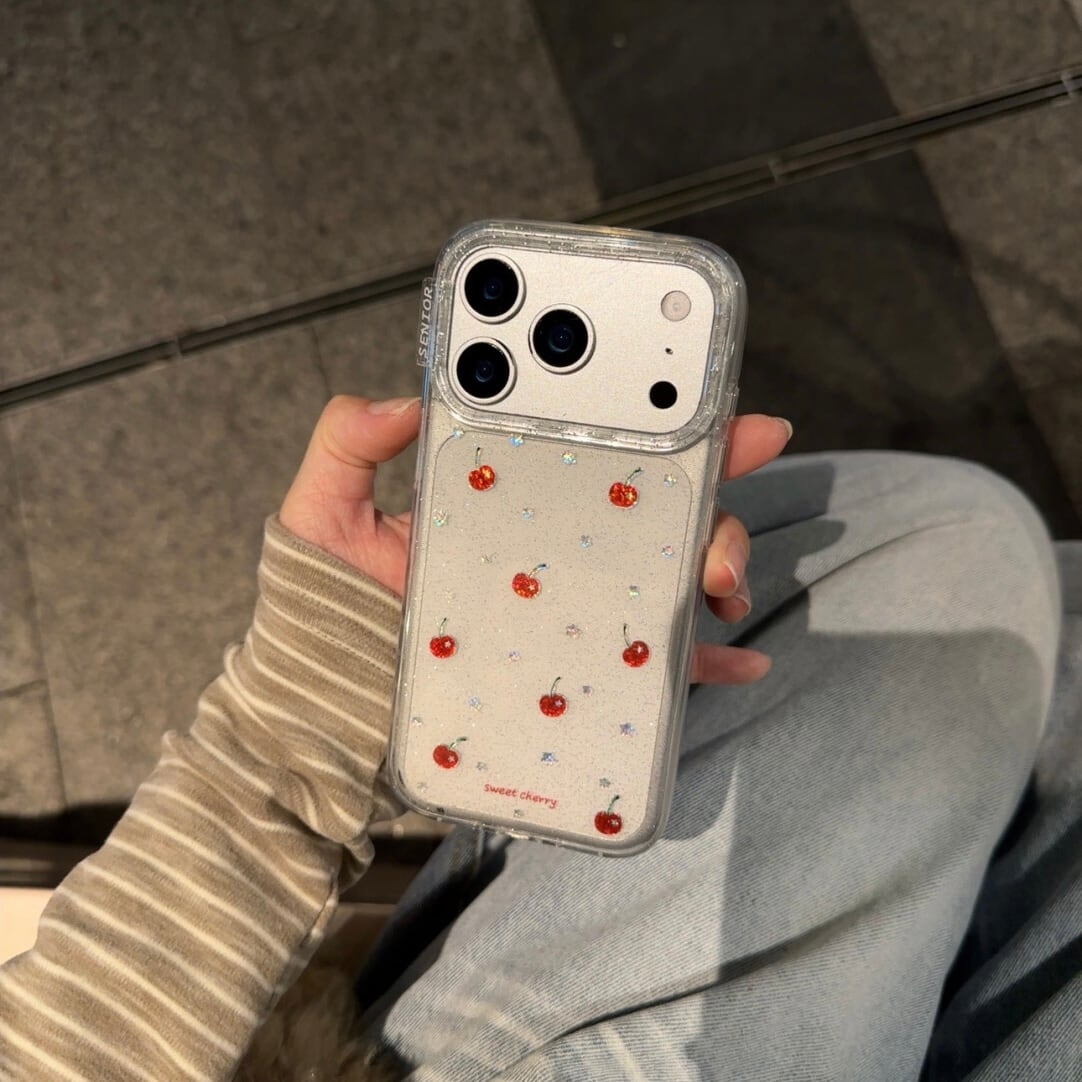 キラキラ輝くゴールドと、全面に散りばめられた星とチェリーのiPhone