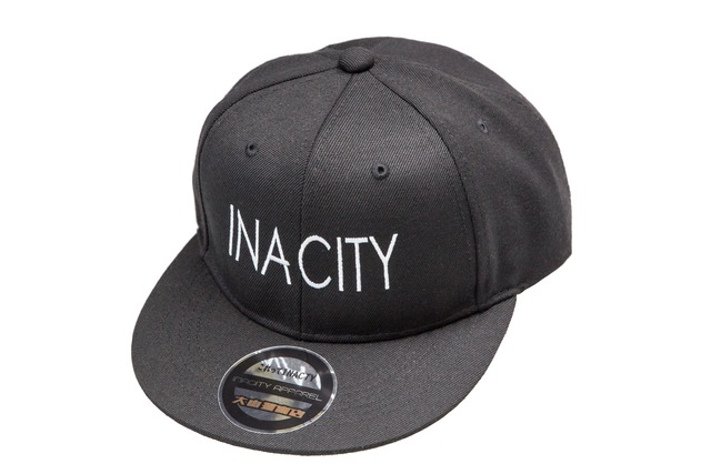 【INACITY APPAREL】フラットバイザースナックバック　ブラック　アルファベット