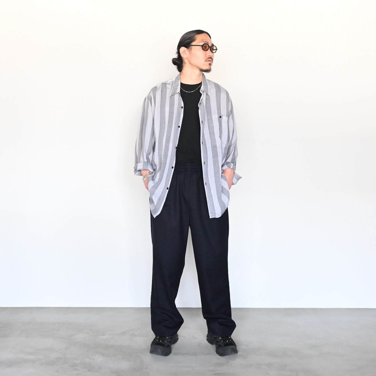 山内(ヤマウチ)ウールメッシュクロス・ワンタックスラックス　洗い加工スタイル