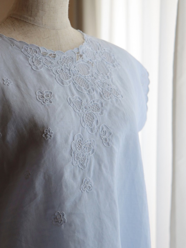 ●Hand embroidery blue linen 100% blouse