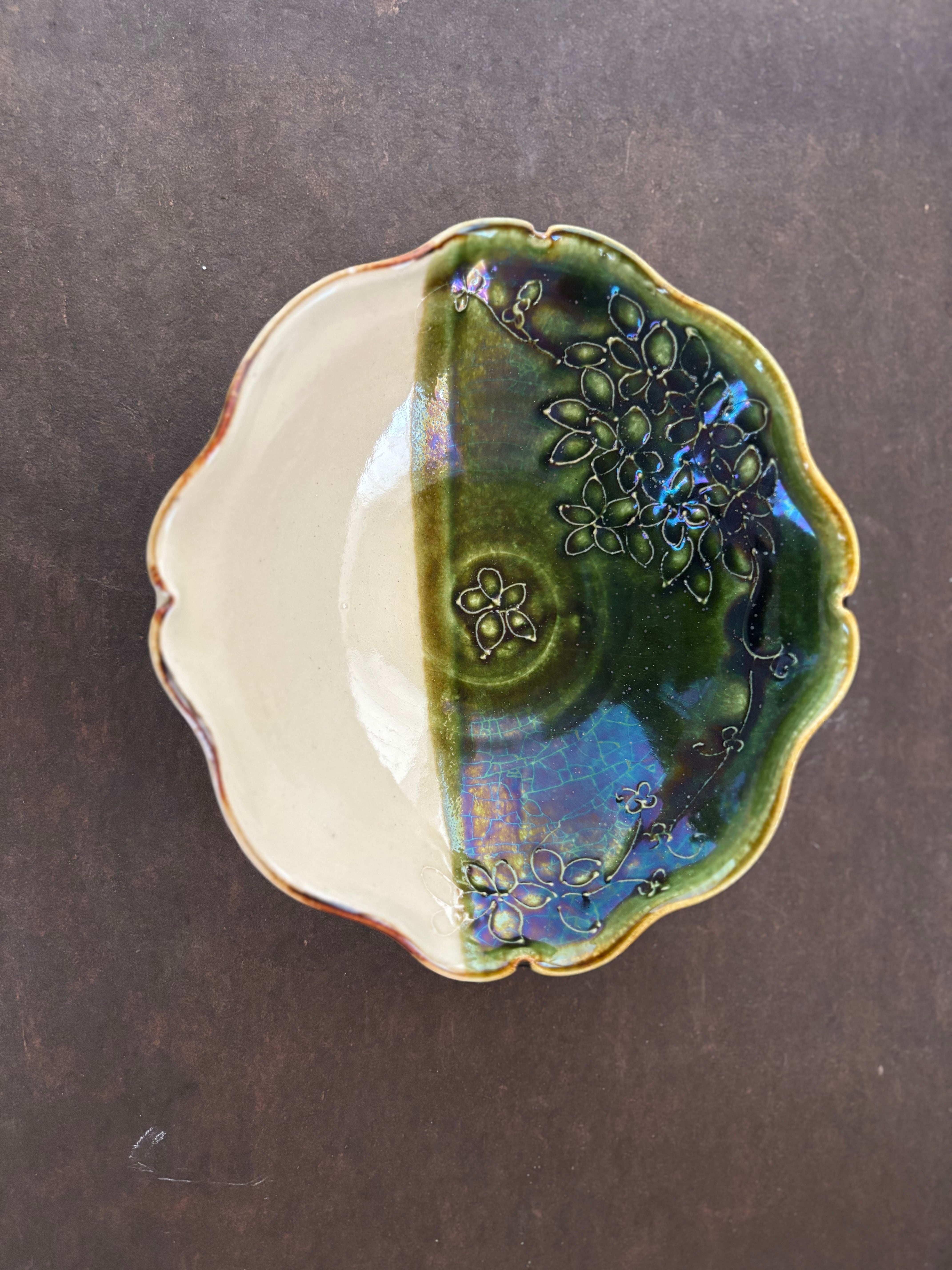 土和のルリエフ織部グリーンお花形ひらひら鉢