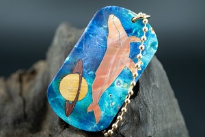 【カナダの象徴】ハードメープル 瘤杢 スタビライズウッド ドッグタグ 象嵌 勇魚と惑星