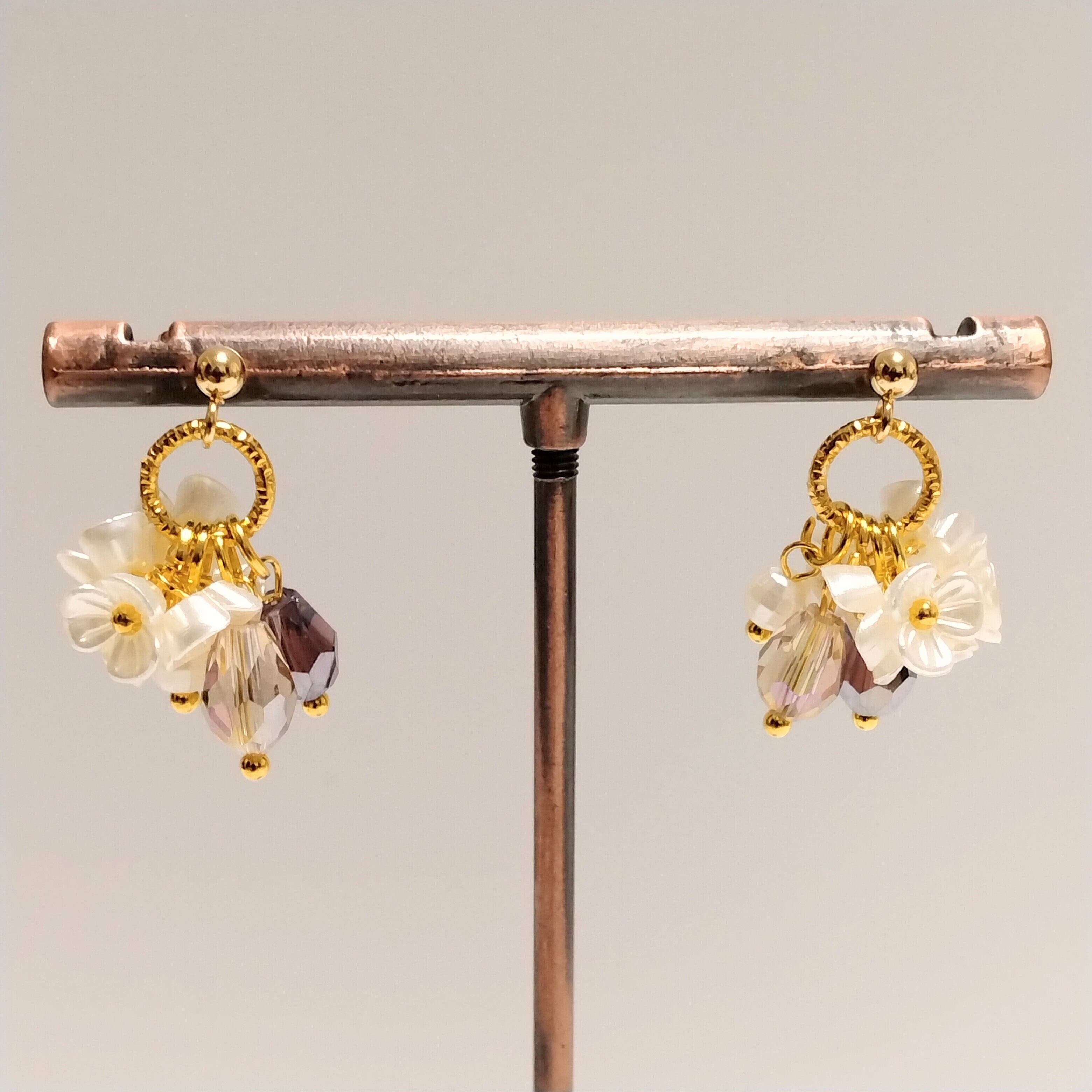 No.260 ドロップビーズとラインストーンのピアス ハンドメイド ドロップビーズと野の花摘みピアス | ハンドメイド雑貨・自然素材のお