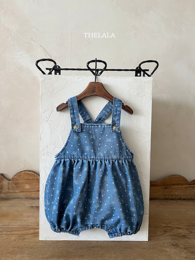 THELALA25秋）（BEBE）リボンデニムサスペンダーロンパース　リンクコーデ