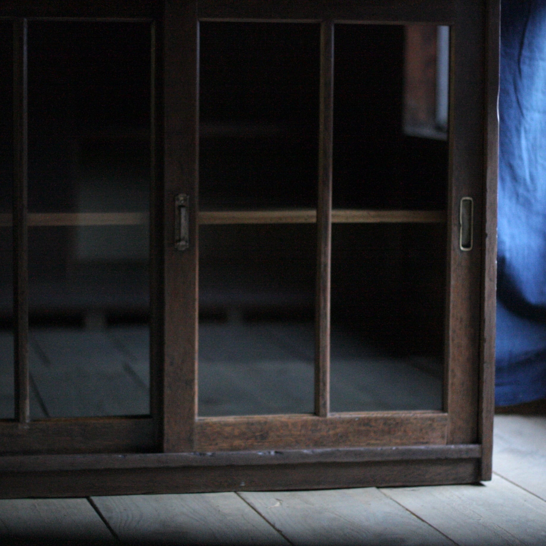 経年変化の美しいガラス戸棚《古家具 食器棚》