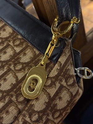 Christian Dior / vintage gold logo keyring.