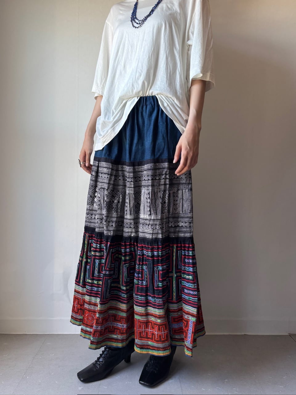 モン族スカート 060 ロング 藍染布 ろうけつバティック 刺繍 bami