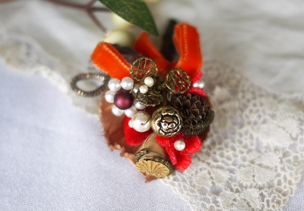 トロッケンゲビンデ 葉っぱのマンシェッテブローチ オレンジのベルベットリボン