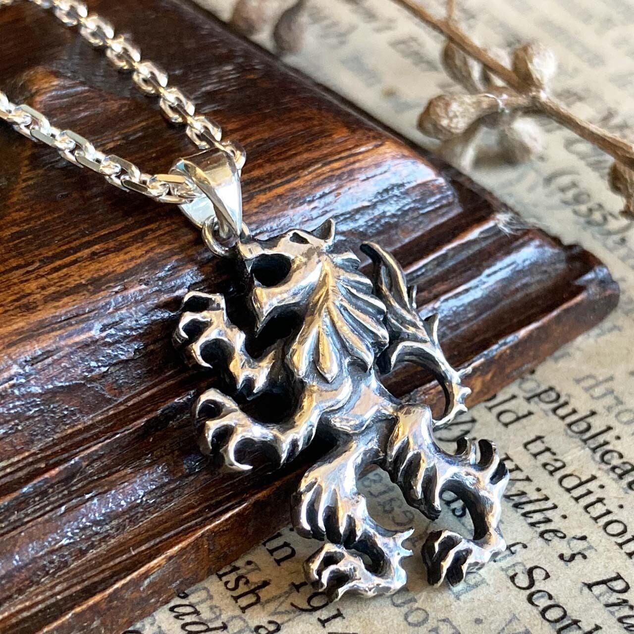 紋章の獅子のペンダント | Dahliacyan/ハンドメイドの革製品と彫金