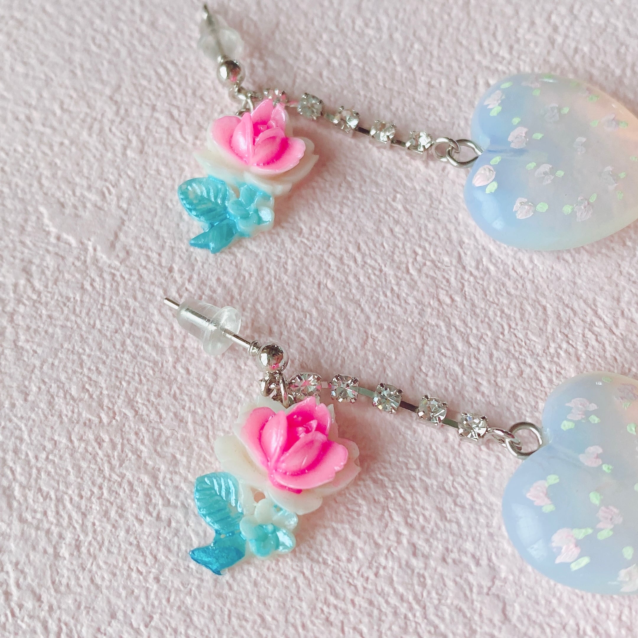 Hand paint x 天然石 ビジュ付き耳飾り (小花)