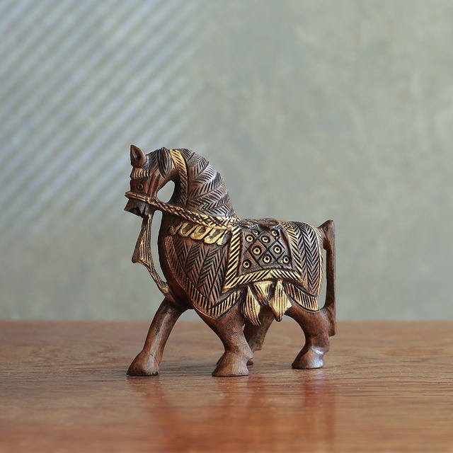 力強く美しい彫りの、プリミティブな馬 1