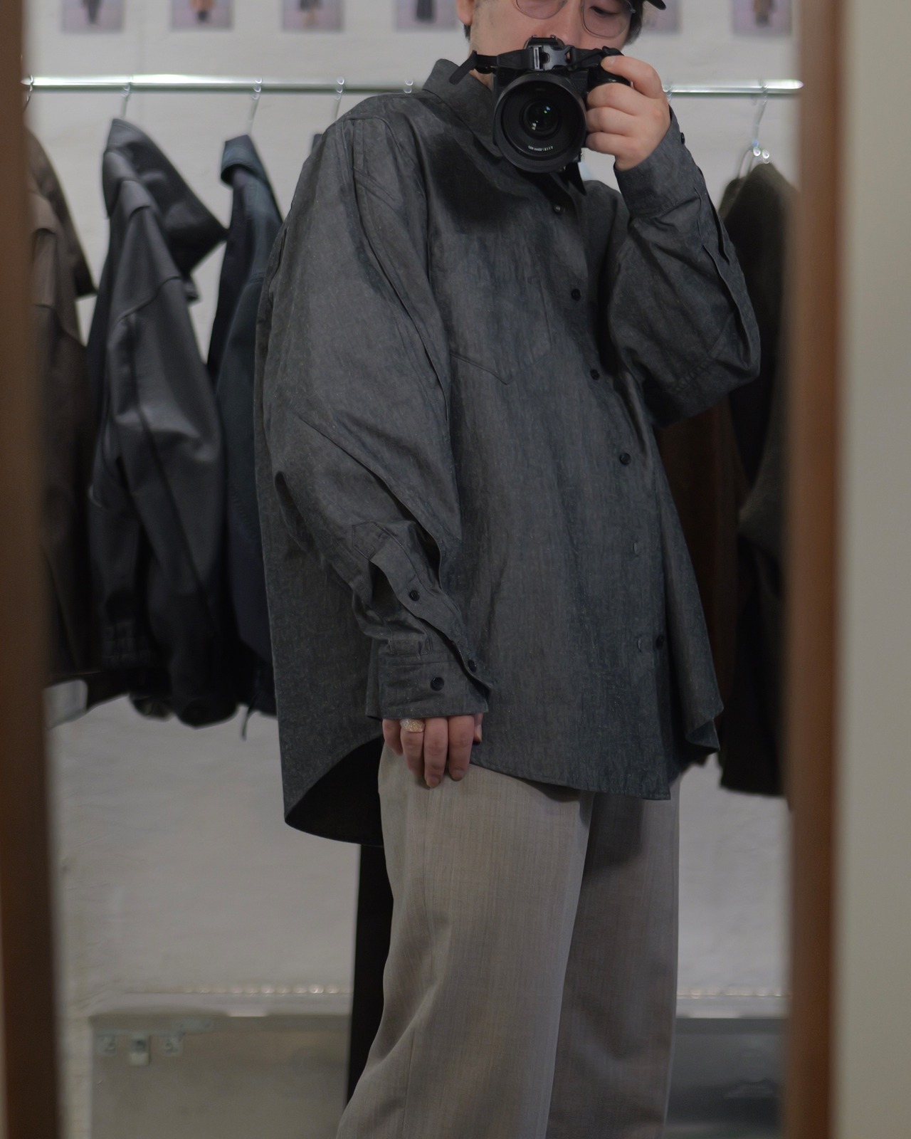予約販売 | i’m here : - “TWIST” SLEEVE SHIRT ：Black｜ツイストスリーブ／ダンガリー素材／立体袖／大幅袋縫い／カットラインの痕跡
