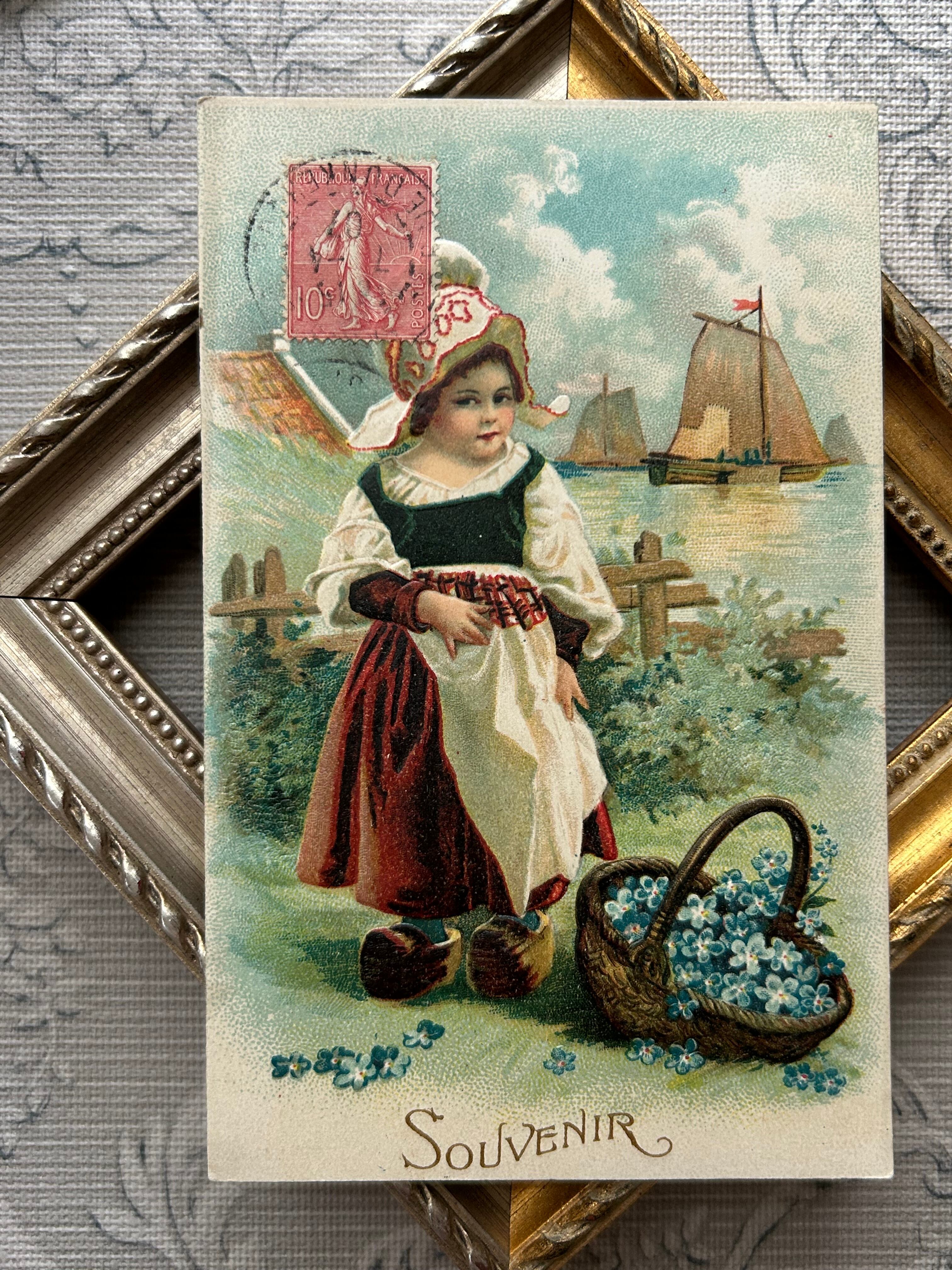 フランスアンティークカード 勿忘草の花籠と少女 エンボス加工 ヴィクトリアン 額装 インテリア小物 コラージュ BE