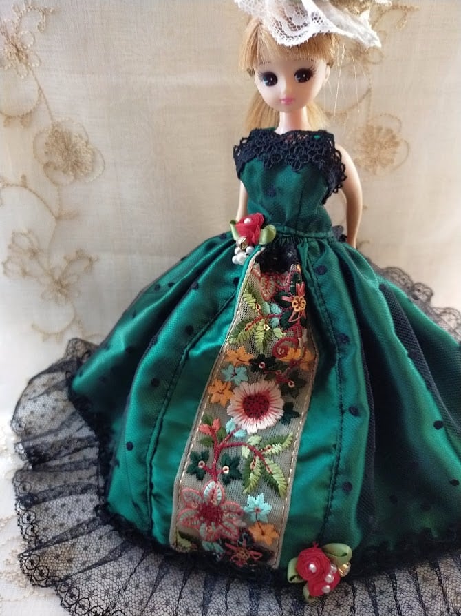 クリスマスシリーズ】鮮やかなグリーンのロングトレーンドレス