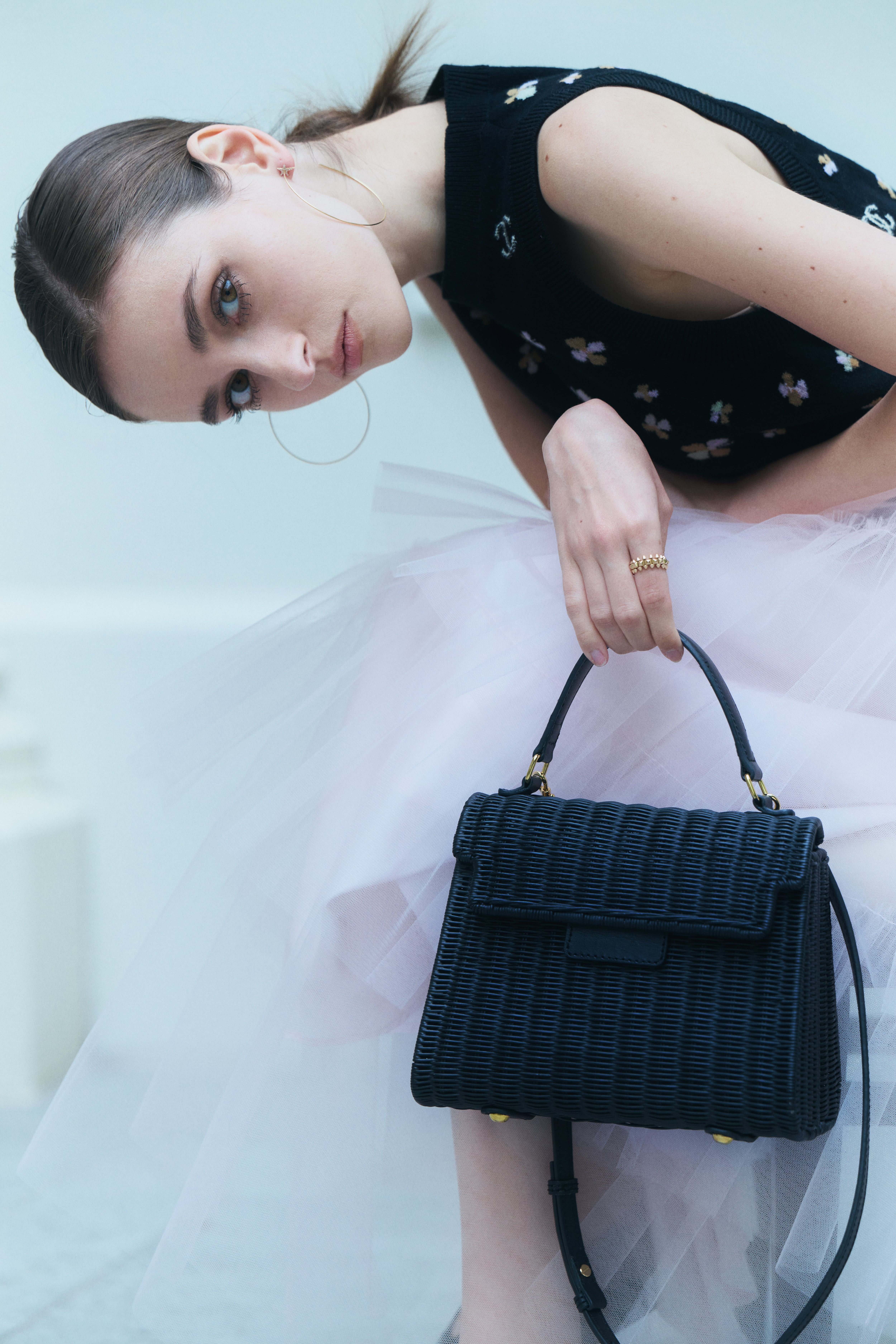 Leather trimmed rattan bucket bag | Bluelea