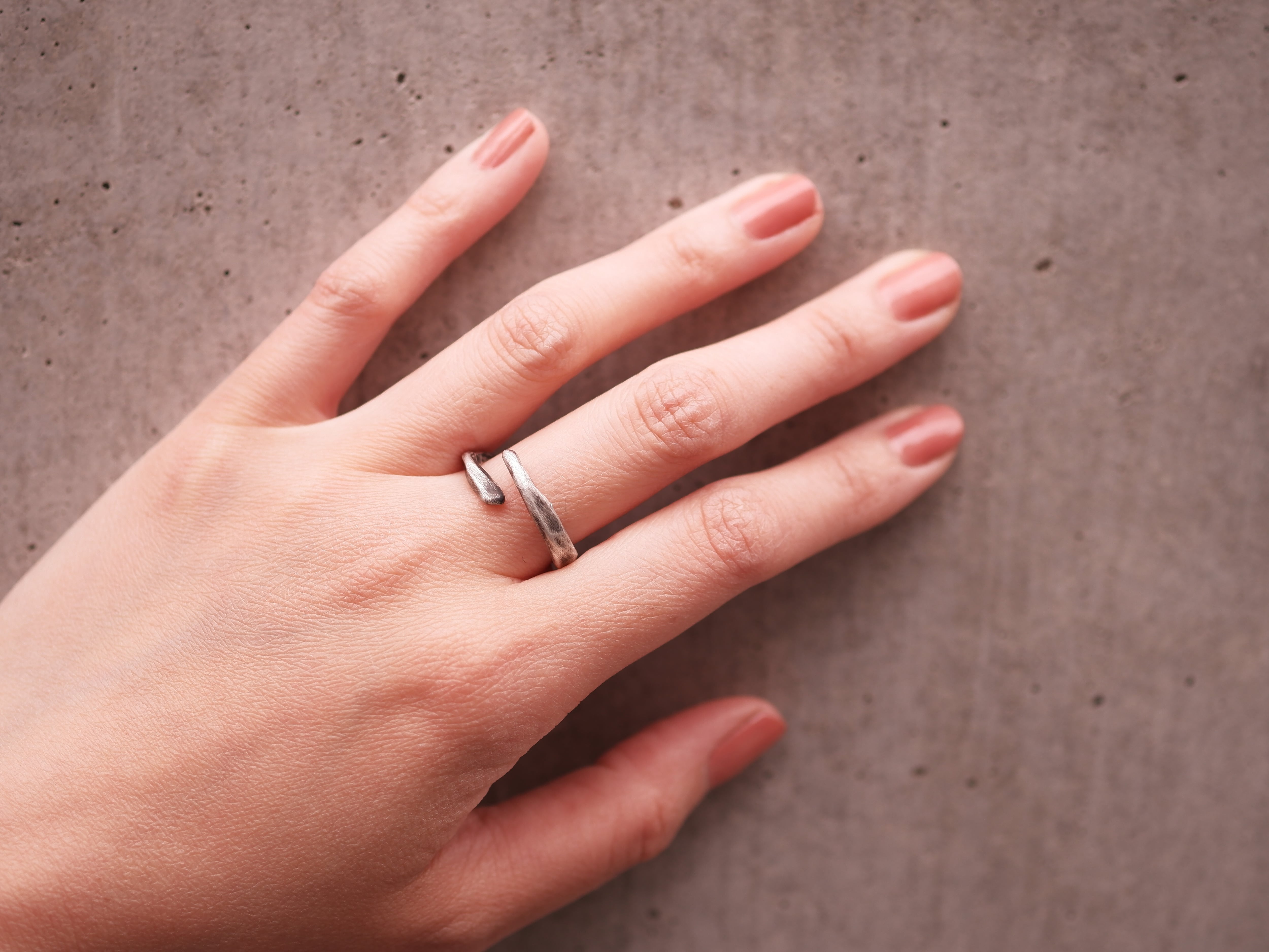 今話題！地金ジュエリー/ ピュアシルバーブラックルーチャットリング