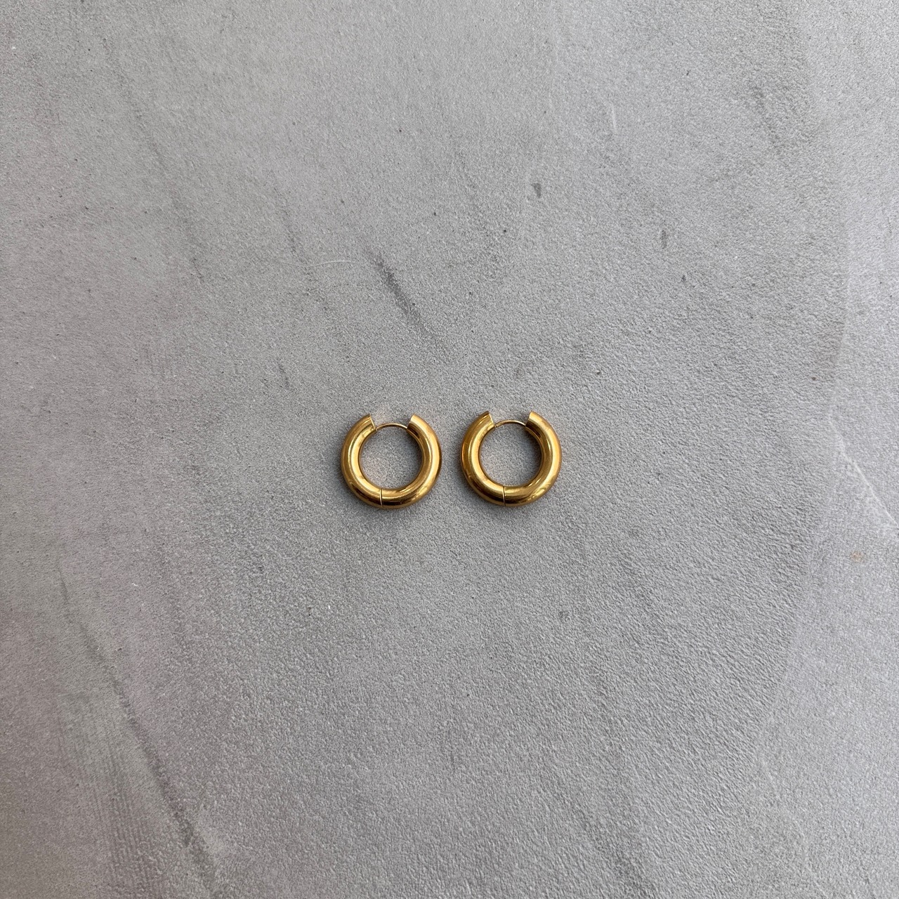minimal volume hoop pierce/gold