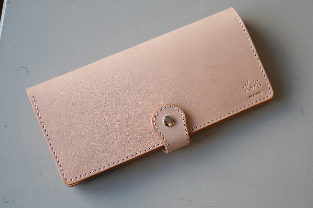 ヌメ革のシンプルな長財布