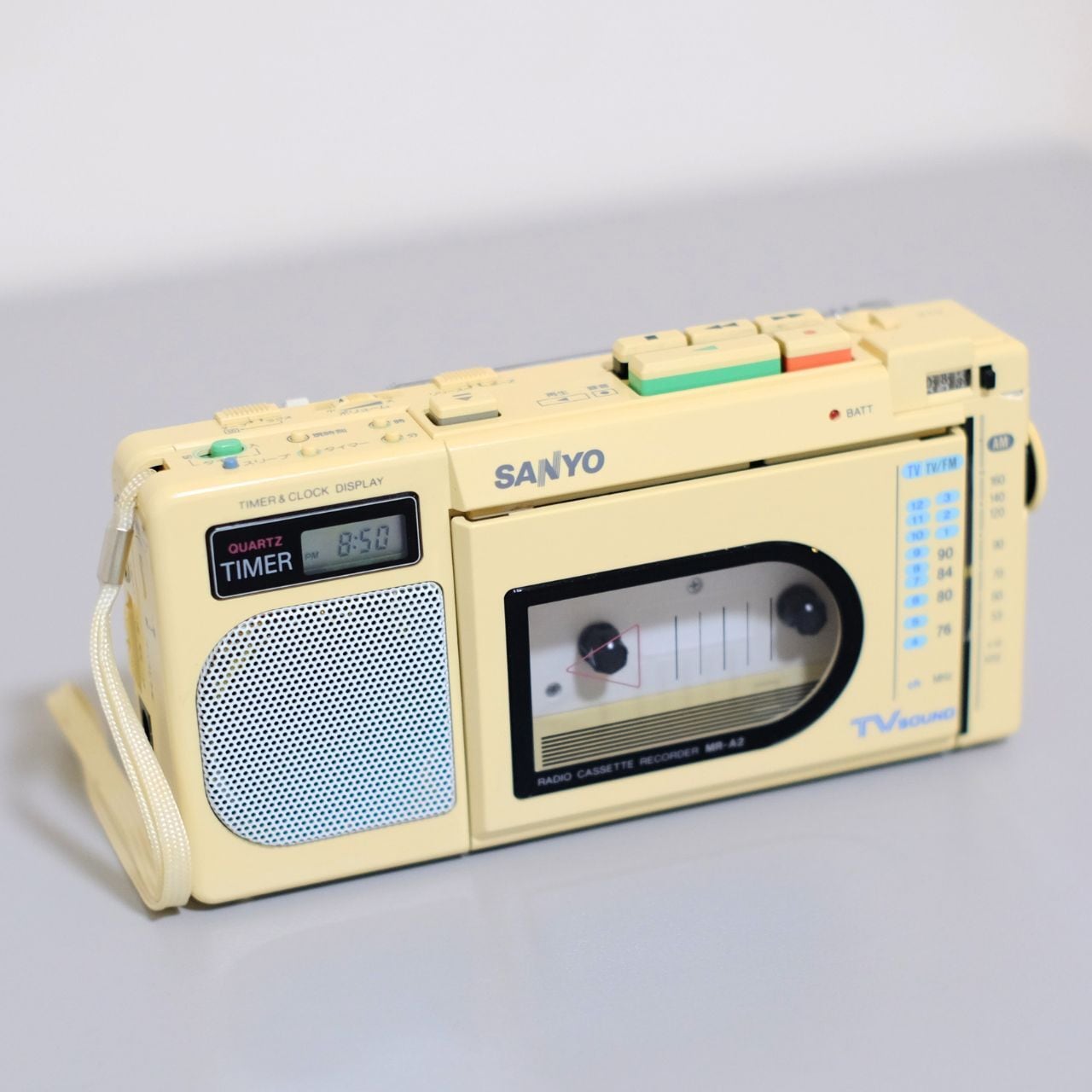 レトロ・ヴィンテージな中古ラジカセ 、カセットプレーヤー、レコード