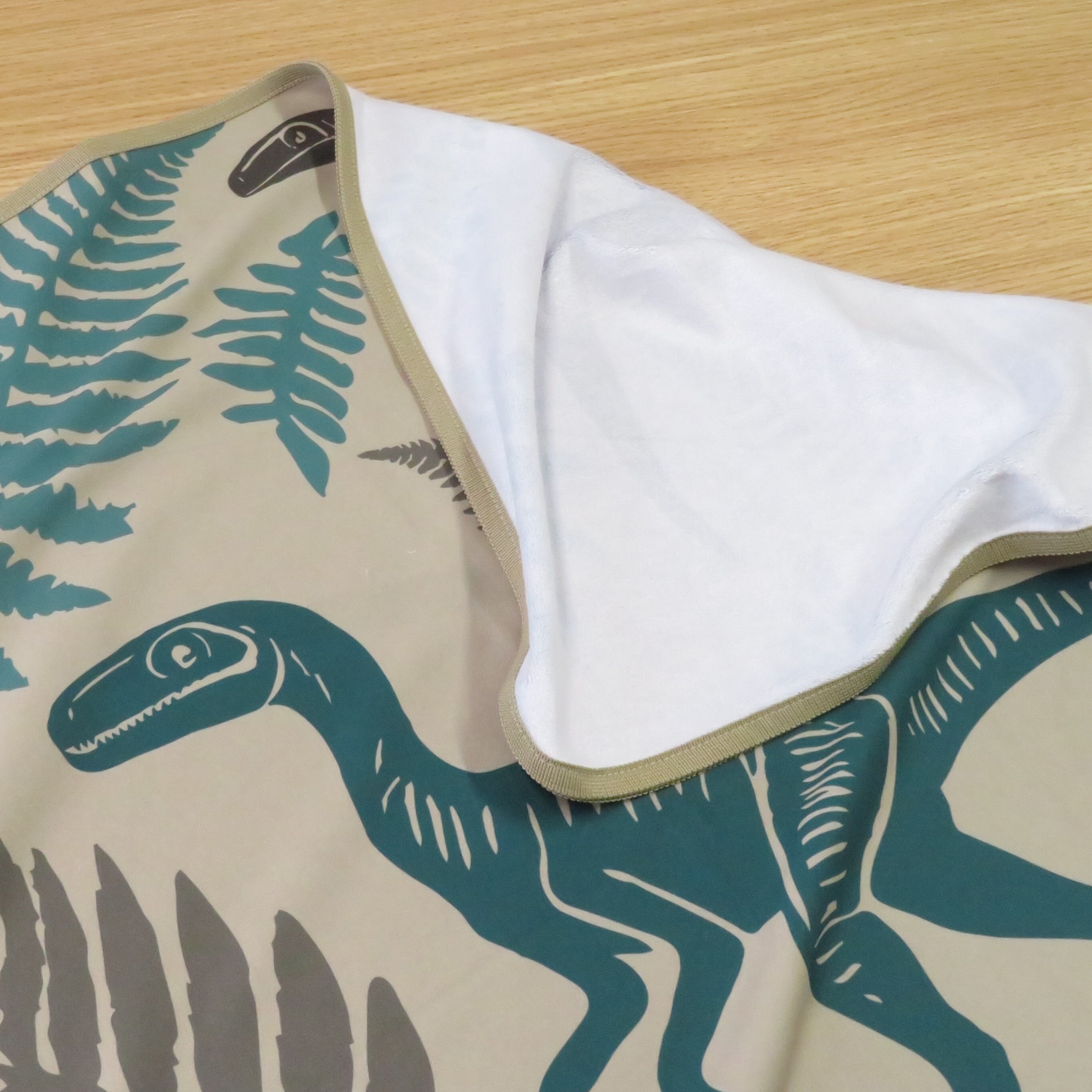 恐竜柄ブランケットA 恐竜渓谷かつやまオリジナル 吸水速乾・汚れ落ち