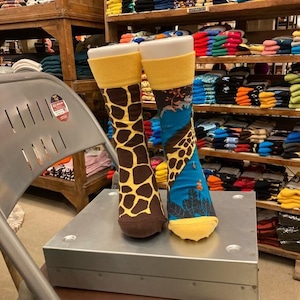 TOPANGA SOCKS Lady's　アシンメトリーキリンソックス　ジラフ　キリン柄　靴下　レディース　クルーソックス　イエロー　グリーン
