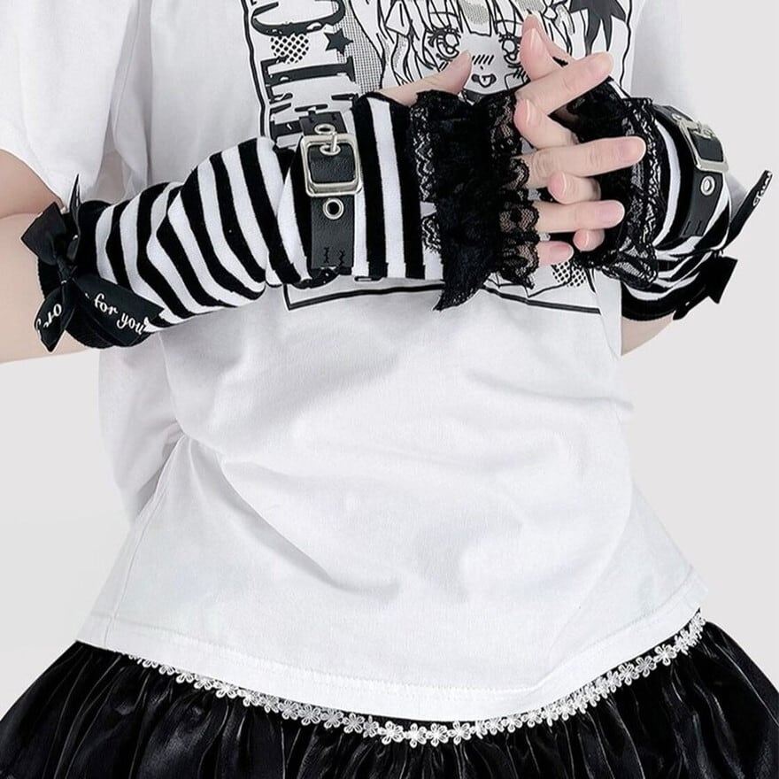 地雷系・パンクを演出するリボンとバックルが際立つレース付きアームウォーマー